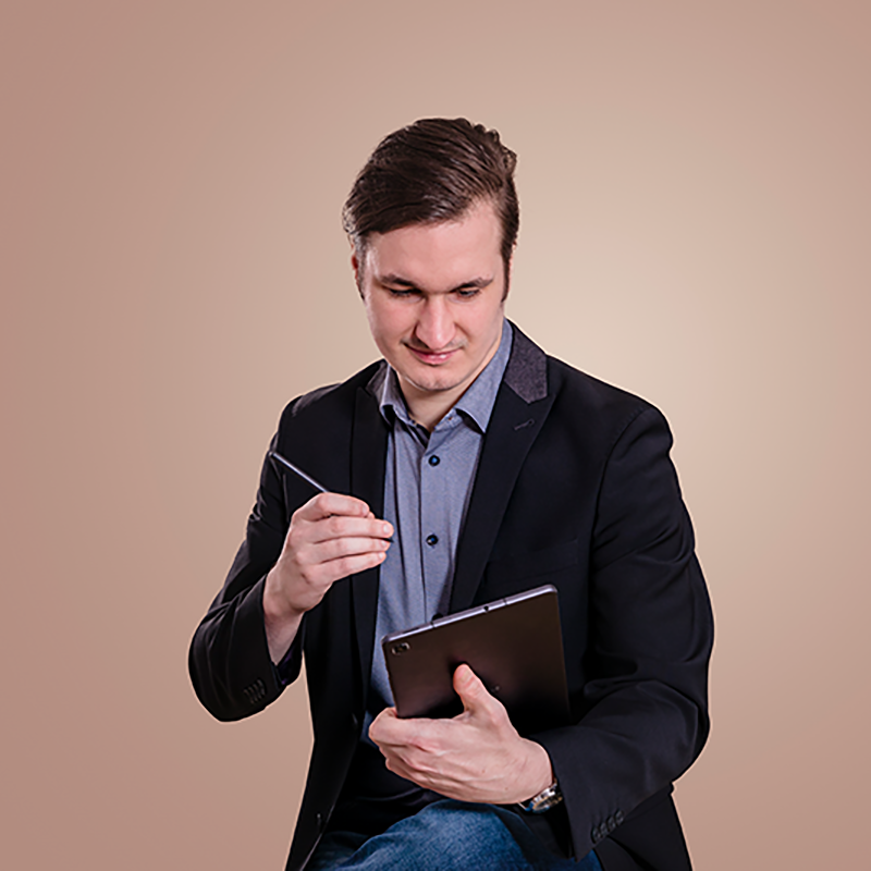 Professionell & Modern: IT-Experten-Portrait. Business-Portrait eines Mannes aus der IT-Branche im Studio von Bildwerk Ansbach.