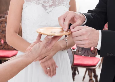 Brautigam mit Eheringen auf einer Ringschale im Standesamt Ansbach