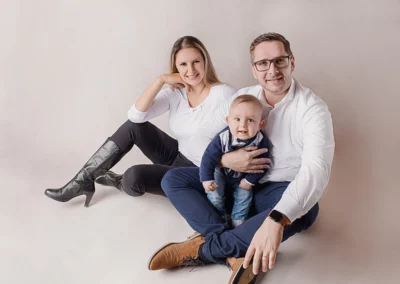 Familienportrait im Fotostudio bei Ansbach mit cremefarbenem Hintergrund