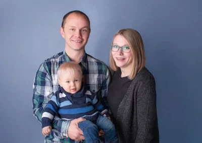 Glückliche Familie mit Babyjungen im Fotostudio Ansbach, blauer Hintergrund