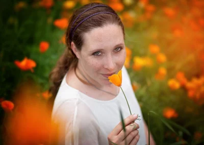 Portrait eines Fotografen in einem Mohnblumenfeld in Ansbach