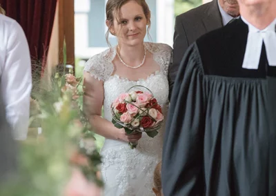 Braut schreitet bei ihrem Einzug zur Hochzeitszeremonie in einer Kirche in Ansbach