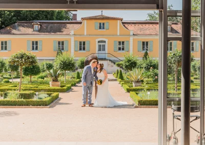 Brautpaar beim Auszug aus dem Standesamt Ansbach beim Zitrushaus, umgeben von Gratulanten