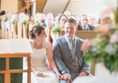 Brautpaar mit Freudentränen bei ihrer Kirchenhochzeit in Ansbach