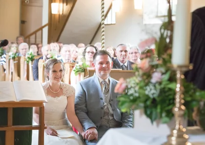 Aufgeregtes Brautpaar hält bei ihrer Hochzeit in Ansbach Händchen