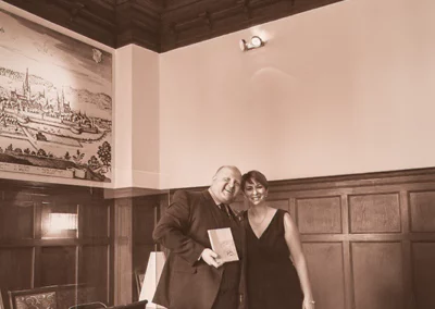 Glückliches Brautpaar hält das Stammbuch im Standesamt Ansbach im Rathaus