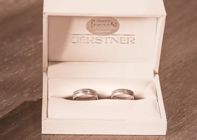 Nahaufnahme von Eheringen in einer eleganten Ringbox, Symbol der ewigen Liebe