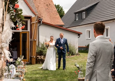 Braut und Vater des Brautpaares beim Einzug zur freien Trauung