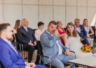 Bräutigam mit Freudentränen im Standesamt Citrushaus Ansbach bei der Hochzeitszeremonie