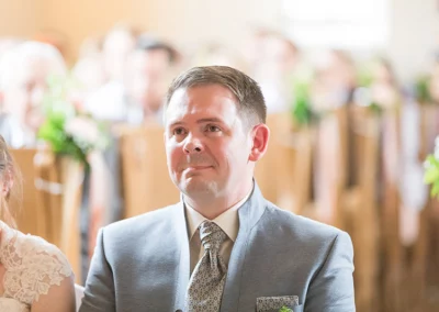 Emotionaler Bräutigam bei seiner Hochzeit in einer Kirche in Ansbach