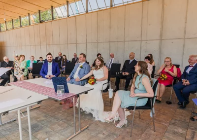 Glücklich lachendes Brautpaar bei ihrer standesamtlichen Hochzeit