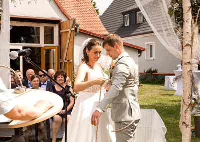 Unterhaltsames Hochzeitsspiel in Ansbach: Brautpaar und Gäste genießen den Moment