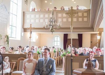 Stimmungsvolle Hochzeitszeremonie in einer Kirche in Ansbach