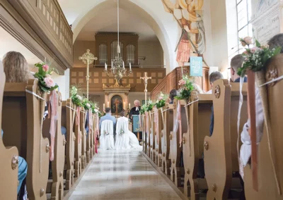 Hochzeitsfoto einer Zeremonie in einer malerischen Kirche in Ansbach