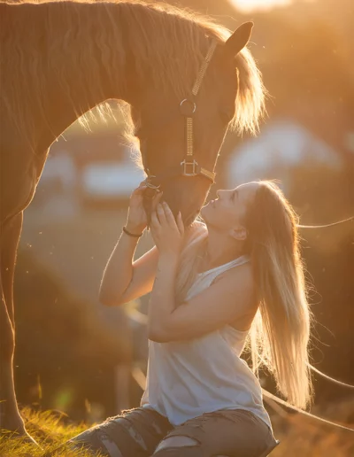 Romantisches Sonnenuntergangs-Foto: Reiterin und Pferd im Abendlicht