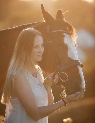 Romantisches Sonnenuntergangs-Fotoshooting: Reiterin und Pferd im Abendlicht