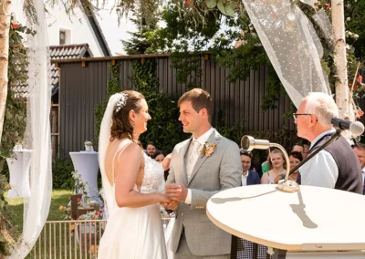 Symbolischer Ringtausch bei einer berührenden Hochzeit