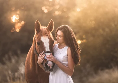 Romantisches Sonnenuntergangsshooting: Reiterin und Pferd im Kleid