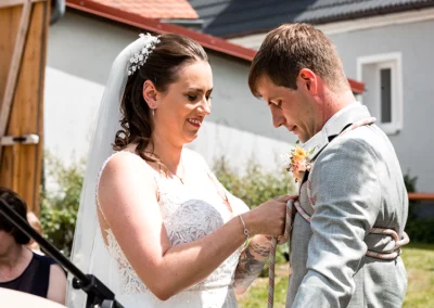 Spielerisches Seilspiel bei einer fröhlichen Hochzeit in Ansbach