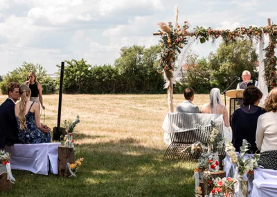 Weitwinkelaufnahme einer emotionalen freien Trauung in Ansbach